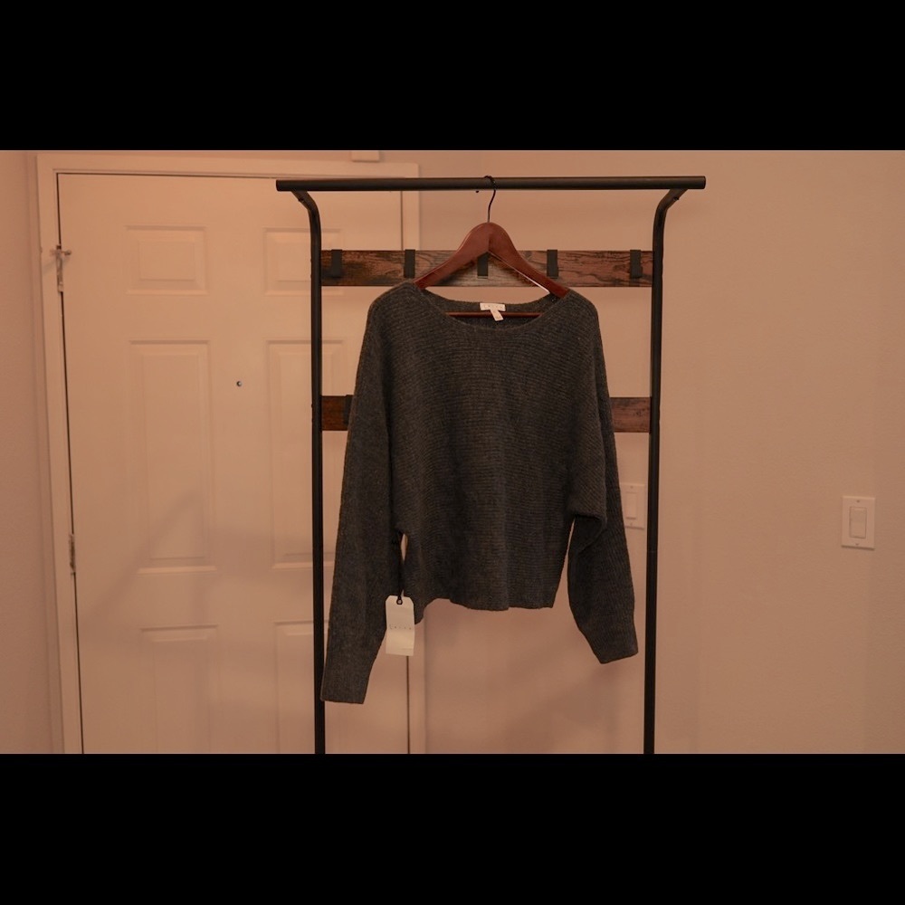 “Leith” short high-low sweater